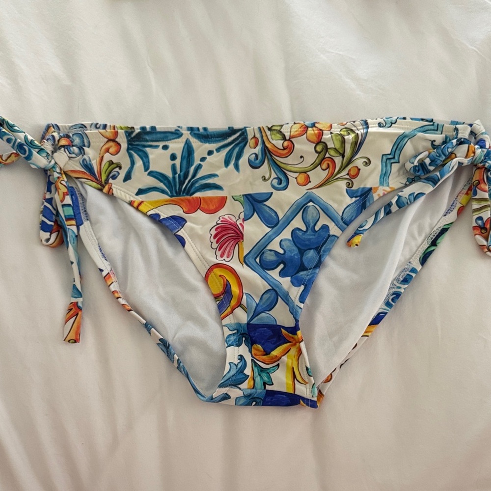 ANTONIO MELANI Light Blue Label on White Garment